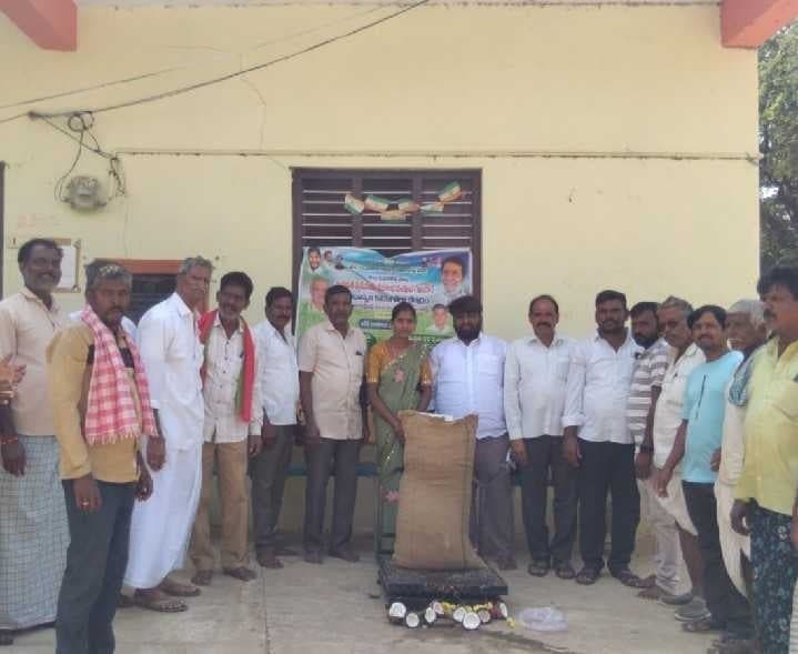 కొండారెడ్డిపల్లిలో వరి కొనుగోలు కేంద్రం ప్రారంభం - Udayam