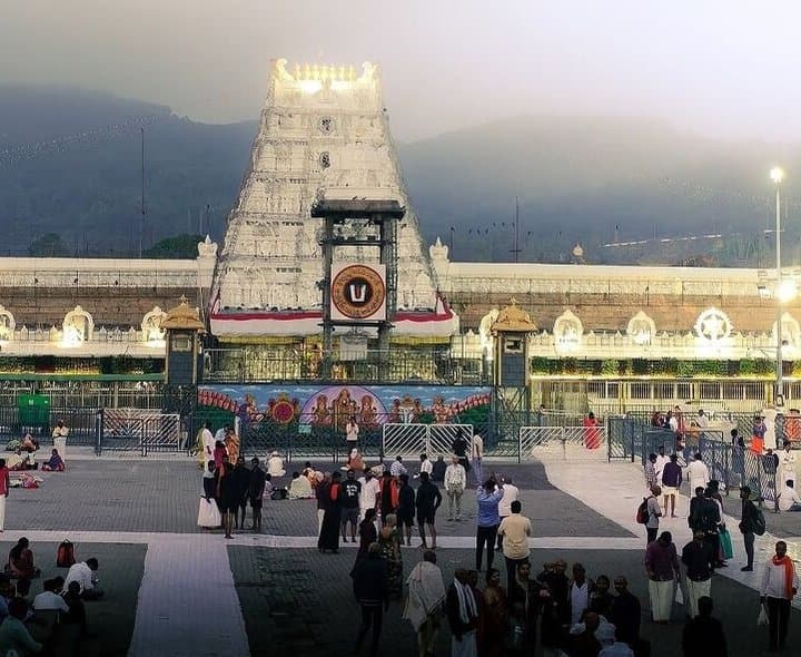 తిరుమలలో భక్తుల రద్దీ.. సర్వదర్శనానికి 15 గంటల నిరీక్షణ