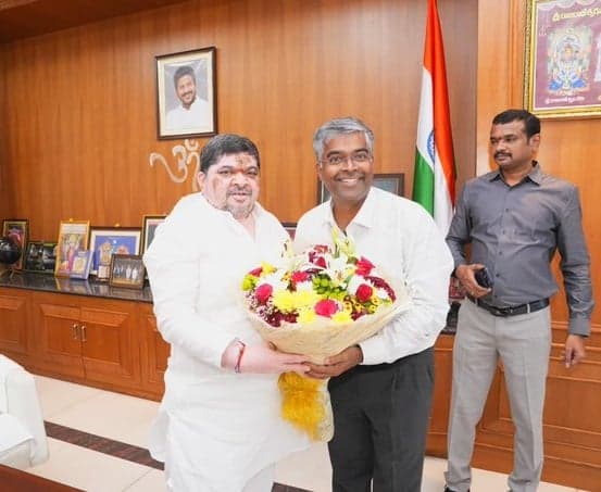 రవాణా శాఖ కార్యదర్శి ఇలంబర్తికి పొన్నం శుభాకాంక్షలు - Udayam