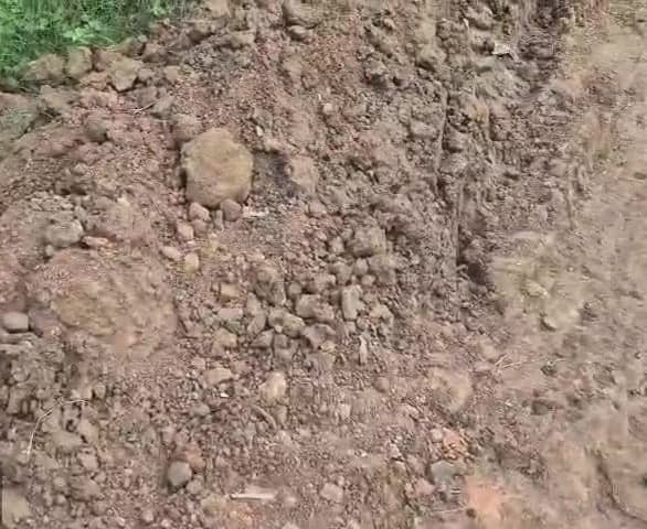 పైపులైన్ల తవ్వకాలతో రహదారిపై మట్టిగుట్టలు - Udayam