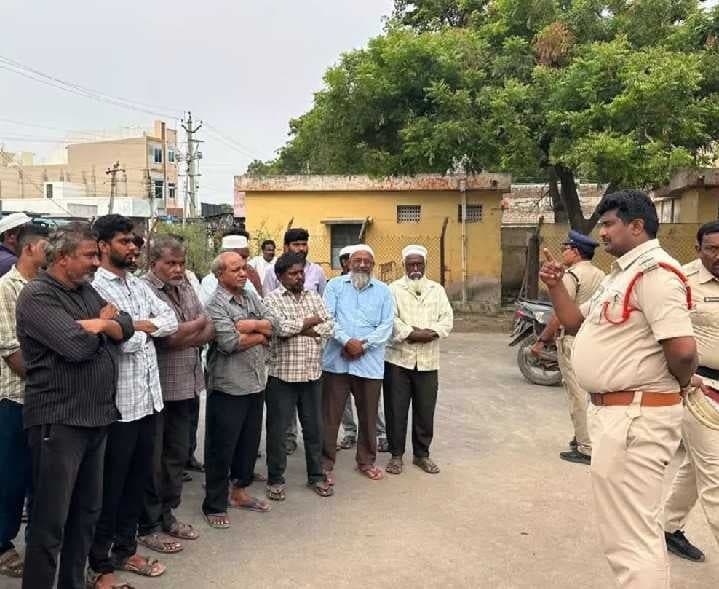 చిరు వ్యాపారులకు దోర్నాల SI సూచనలు - Udayam