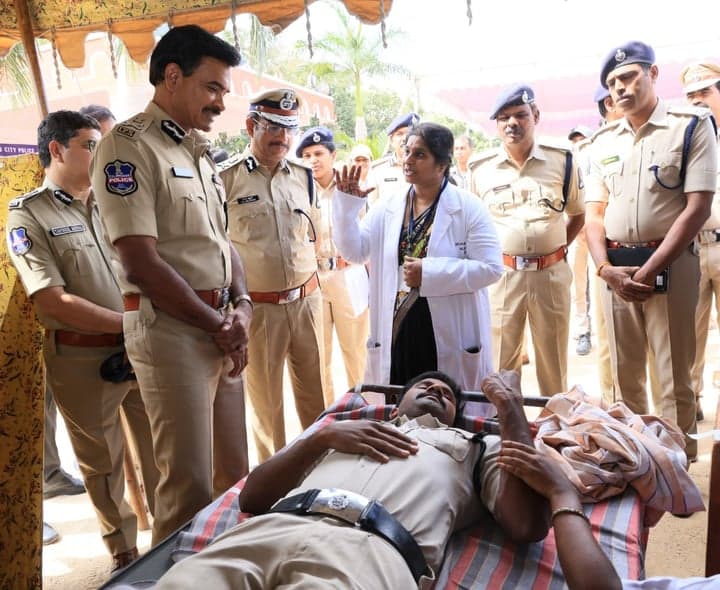 పోలీస్ అమరవీరుల స్మరణలో 38 కేంద్రాల్లో రక్తదాన శిబిరాలు - gallery image 2