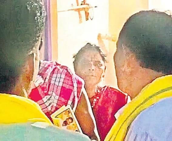 ఓట్లడిగేందుకు ఏ ముఖం పెట్టుకుని వచ్చారు?.. టీడీపీ అభ్యర్థులకు నిలదీత