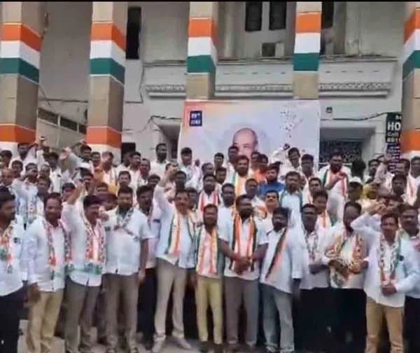 గాంధీ భవన్ వద్ద కాంగ్రెస్ కార్యకర్తల ధర్నా