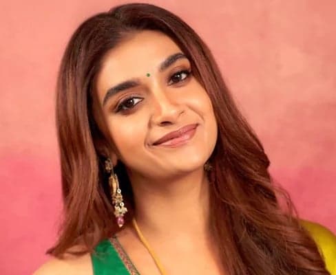 విమానంలో కీర్తి సురేశ్‌కు చేదు అనుభవం