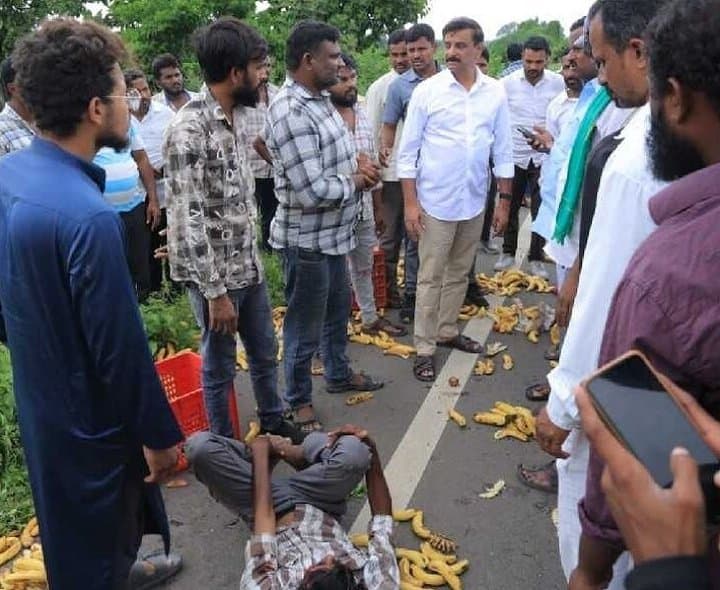 బోల్తా పడిన టాటా ఏస్- కార్ ఆపి చూసిన ఎమ్మల్యే