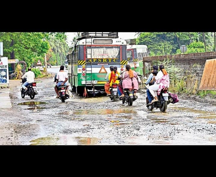 గుంతల రోడ్డుతో వాహనదారుల అవస్థలు