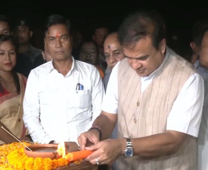 ‘ఆశీర్వాద్ కా దియా’ వెలిగించిన హిమంత
