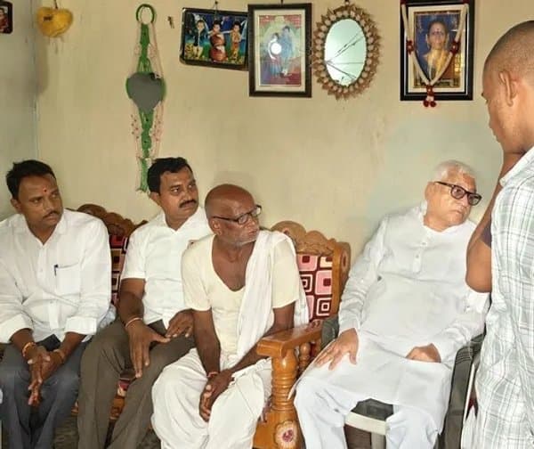 సర్పంచ్ కుటుంబానికి మాజీ ఎమ్మెల్యే పరామర్శ