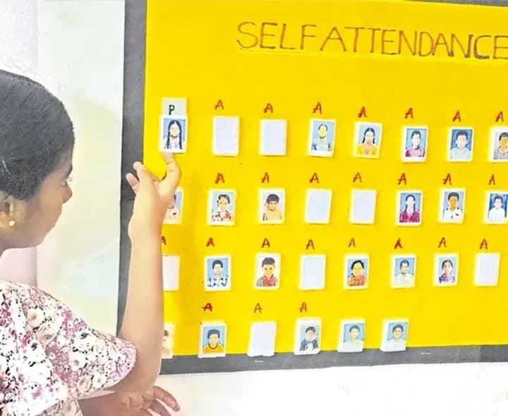 విద్యార్థులే వేసుకునే హాజరు - Udayam Digital