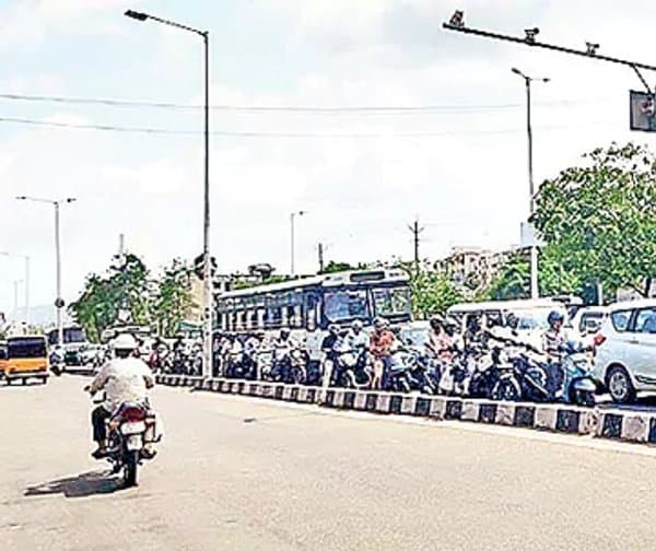 కాకానినగర్ బ్రిడ్జి వద్ద మరో ప్రమాదం