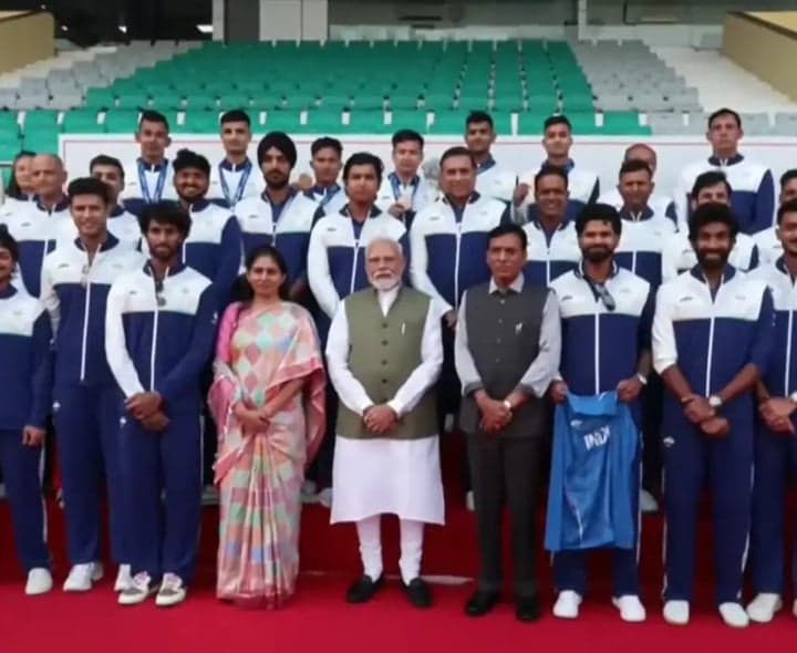 క్రీడాకారులతో మోదీ.. అభినందనలు