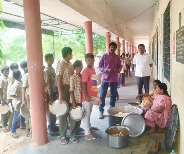 గుంతకల్లు పాఠశాలలో మధ్యాహ్న భోజన తనిఖీలు - Udayam Digital