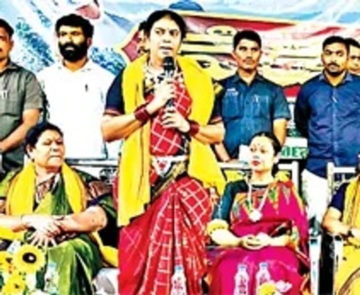 ఆదివాసీ దినోత్సవంలో సంస్కృతి, సమస్యలపై చర్చ