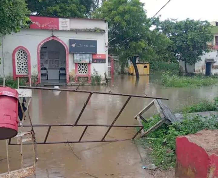 ఎల్లారెడ్డి తపాలా కార్యాలయంలో వర్షపు నీరు