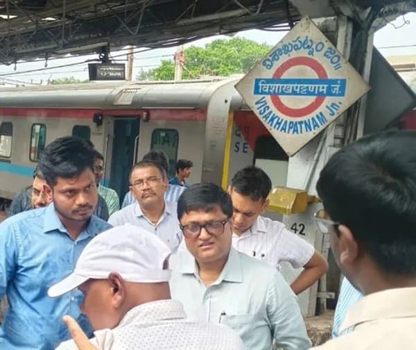 విశాఖ స్టేషన్‌లో డీఆర్‌ఎం మెరుపు తనిఖీ: సౌకర్యాలపై నిఘా - Udayam Digital