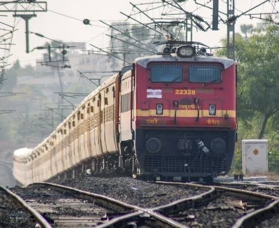తుఫాన్‌ ప్రభావం.. మరో 11 రైళ్లు రద్దు