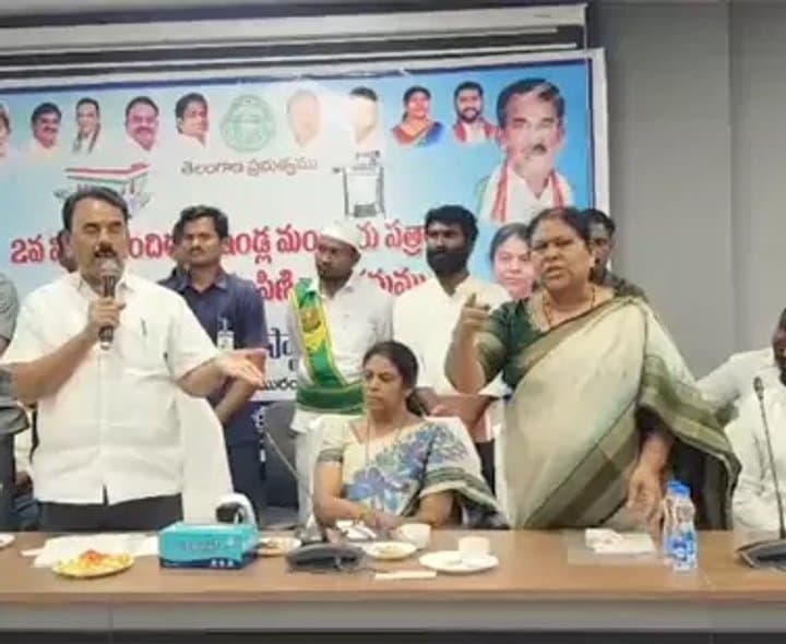 జూపల్లి-కోవ లక్ష్మి మధ్య వాగ్వాదం