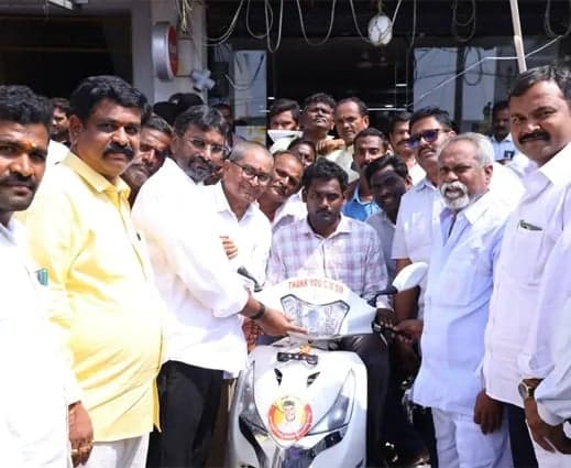 దివ్యాంగులకు మూడుచక్రాల వాహనాలు