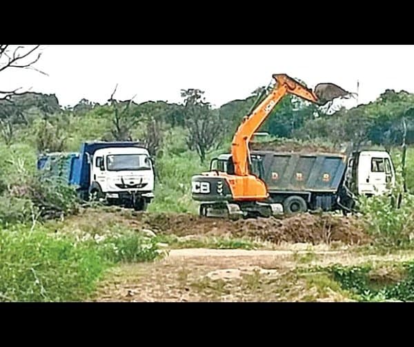 మట్టి మాఫియా చేతిలో చిక్కుకున్న చెరువులు