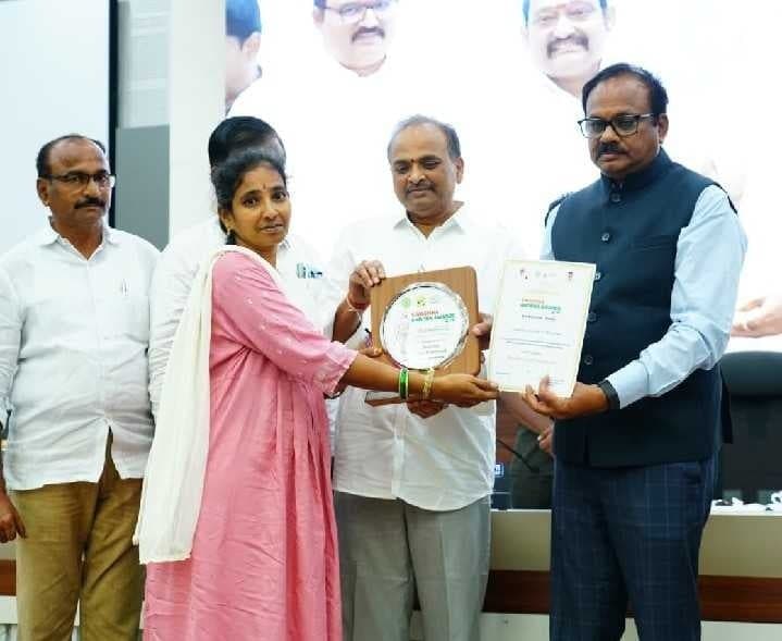 సంజీవరెడ్డిపల్లెకు స్వచ్ఛ గ్రామ అవార్డు - Udayam