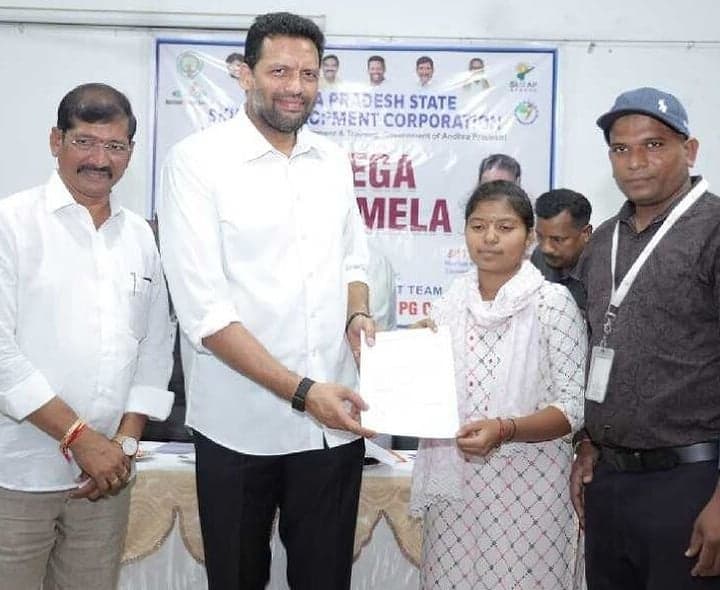 కర్నూల్‌ జాబ్‌ మేళాలో 102 మంది ఎంపిక - Udayam
