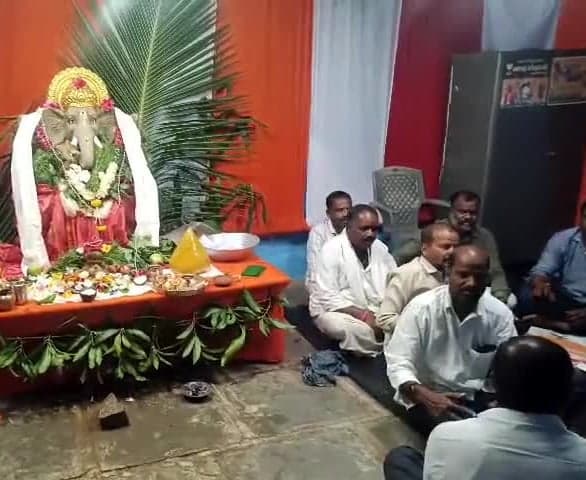 మట్టి వినాయకుడితో ఎనిమిదేళ్లుగా ఉత్సవాలు