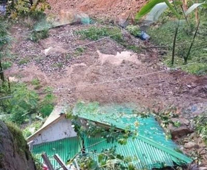 సిక్కింలో కొండచర్యలు విరిగిపడి ఇద్దరు మృతి