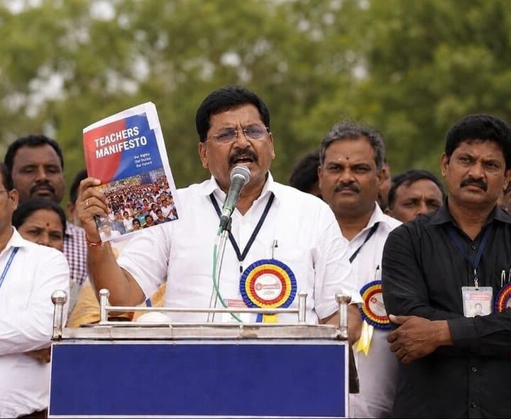 టీచర్ల గైర్హాజరుతో విద్యార్థుల చదువుకు ఆటంకం