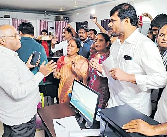నామినేషన్ల ఉపసంహరణపై ఆరోపణలు