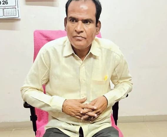 లంచం తీసుకుంటూ డీఐఈవో - Udayam