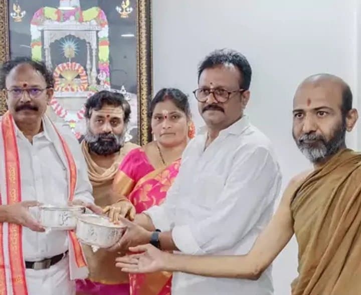 మోపీదేవి సుబ్రహ్మణ్యేశ్వరస్వామికి వెండి గిన్నెలు విరాళం