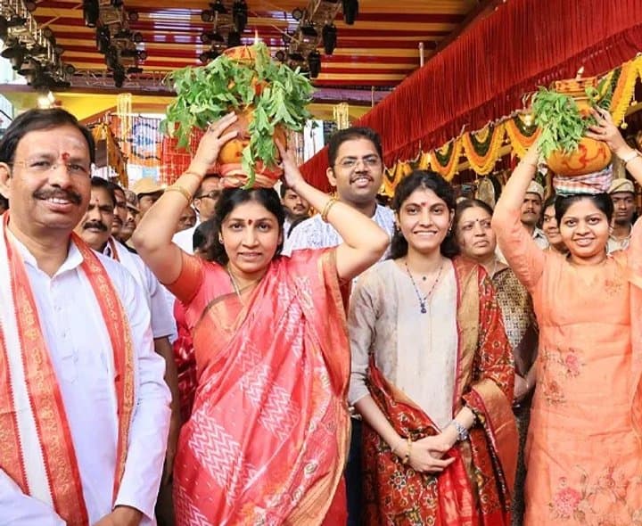 మహంకాళిని దర్శించిన సీపీ
