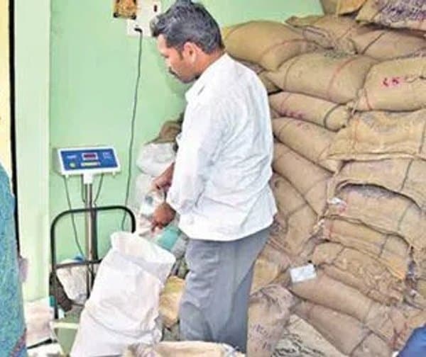 రేషన్ బియ్యంలో తూకాల్లో కోత