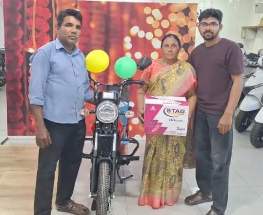 రూ.10 నాణేలతో భర్తకు బైక్ కానుక