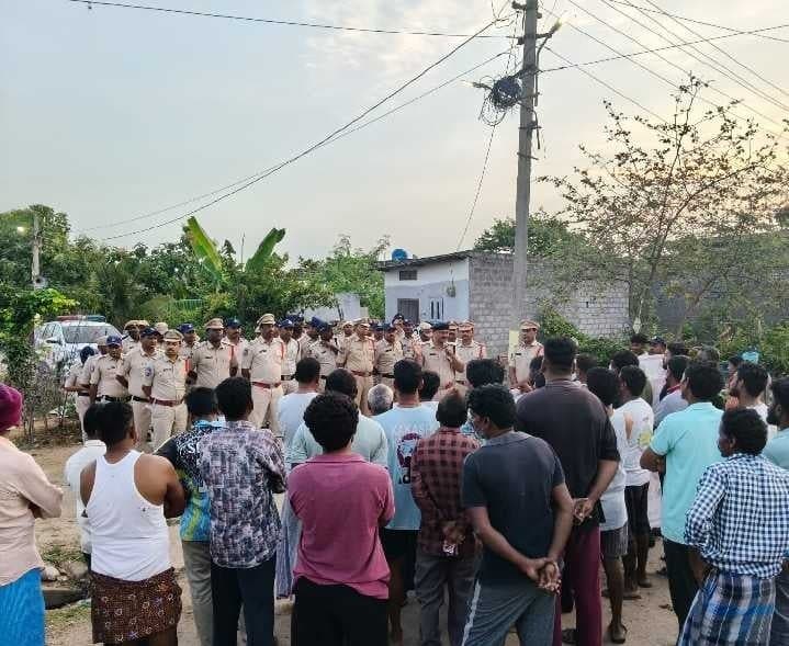 తమ్మరబండపాలెంలో పోలీసుల కార్డన్‌ సెర్చ్‌ - Udayam