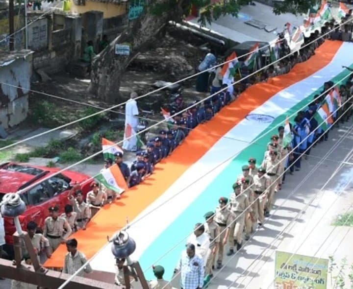 అమృతలూరులో జాతీయ జెండా ప్రదర్శన