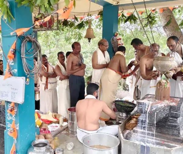 నందిగామ శివాలయాల్లో భక్తుల రద్దీ
