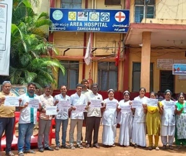 జహీరాబాద్ ఆసుపత్రి వద్ద ఉద్యోగుల నిరసన