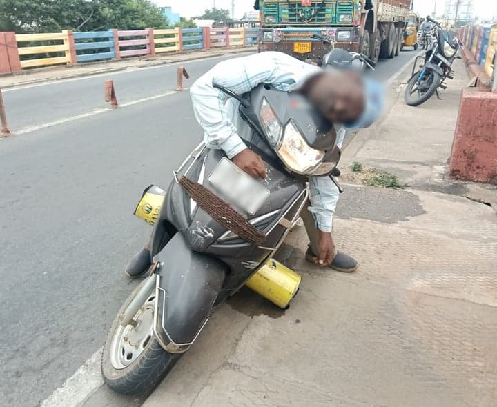జనగామలో స్కూటీపైనే గుండెపోటుతో మృతి