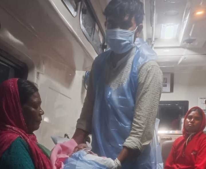 బోథ్‌లో అంబులెన్స్‌లో ప్రసవం - Udayam