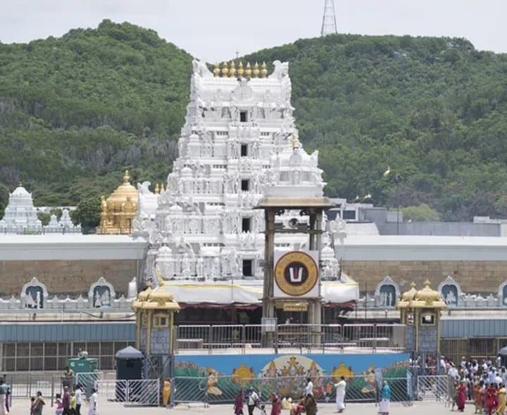 తిరుమలలో భక్తుల రద్దీ.. సర్వదర్శనానికి 18 గంటల నిరీక్షణ