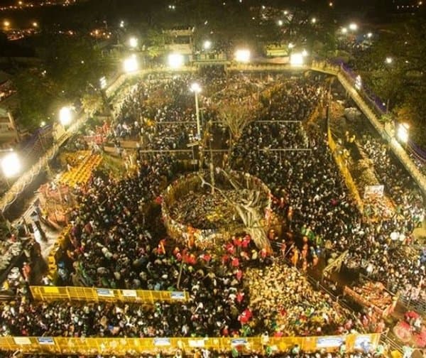మేడారంలో భక్తుల రద్దీ: సమ్మక్క సారలమ్మల దర్శనం!