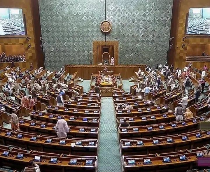 విపక్షాల ఆందోళనతో లోక్‌సభ మధ్యాహ్నం 12 వరకు వాయిదా