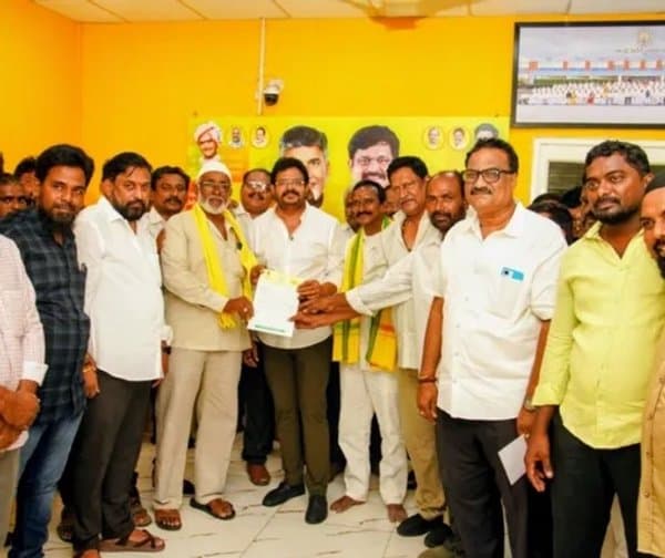 గుడివాడ: లబ్ధిదారులకు సీఎంఆర్ఎఫ్ చెక్కుల పంపిణీ - Udayam Digital