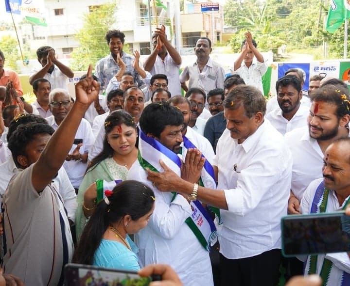 చీపురుపల్లిలో వైసీపీలో చేరిన 300 కుటుంబాలు