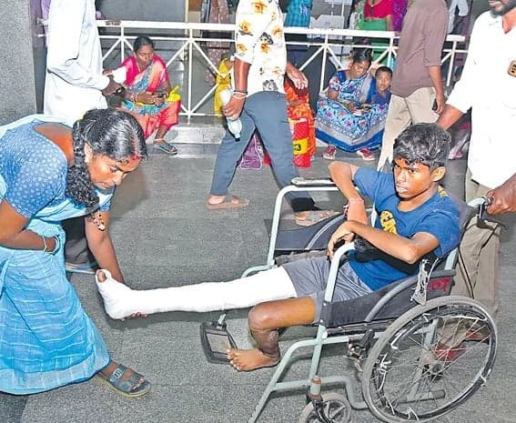 జీజీహెచ్‌లో వీల్‌చైర్ల కొరత కష్టాలు