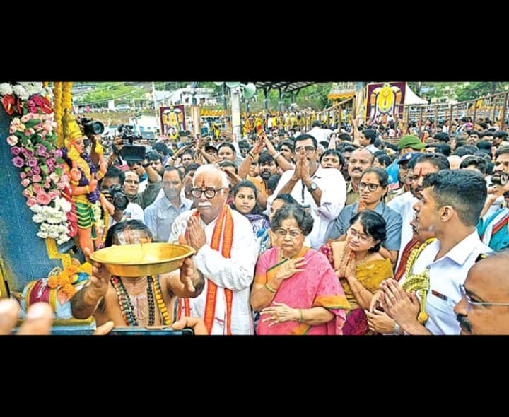 పున్నమి జల్లుల్లో సింహాచలం గిరి ప్రదక్షిణ.. పోటెత్తిన భక్తజనం - gallery image 2