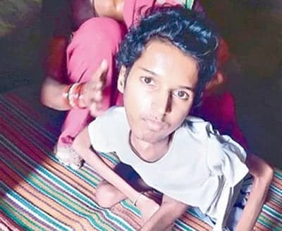 బాధల్లో వైకల్యంతో ఉన్న కొడుకు