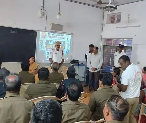 బస్సు డ్రైవర్లకు పోలీసుల పాఠాలు